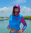 Ropa funcional de playa con diseño exclusivo Blue Reef – rashguard con estampado tropical- puerto rico

Crop top con hoodie, ropa de playa para mujeres, diseños unicos femeninos en PR, colores tropicales en crop tops, estilo unico y comodo, san juan, ropa d eplaya exclusiva para mujeres, boricua,
